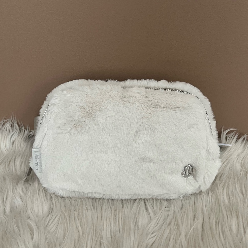 {Lululemon} Everywhere Belt Bag Plush Fleece in Bone / Silver - 1L - NWT